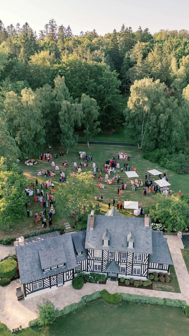 Quelques images de backstage du mariage de P&A dans leur propriété privée le 12 juillet dernier.

300 personnes, un temps de rêve, une ambiance de folie, des mariés adorables. 
Ce mariage restera gravée dans nos mémoires par sa complexité.
 
Dans les backstages, 11 mois de préparatifs en amont, un chantier de 6 jours sur place, un parquet qui gondole  à cause de la chaleur et réparé en urgence, le repassage d’une quarantaine de nappes sous une tente effet sauna, un balai de navettes mis en place pour transporter 240 personnes de Deauville à la propriété, 80 prestataires à coordonner, une pièce montée de 2m de haut à amener au centre de la tente sans la faire tomber… Et encore pleins d’autres anecdotes.
Merci à nos mariés pour leur confiance et à tous les prestataires avec lesquels nous avons travaillé sur ce mariage - et particulièrement ceux qu’on ne voit pas ou très peu mais qui ont un rôle primordial dans la réussite de nos événements.
❤️

Photo : @jd.bascio 

#mariageproprieteeprivee #mariagenormandie #organisationmariagenormandie #weddingplannernormandie #normandywedding #weddingplannerproprieteprivee #lafabriquedesinstants